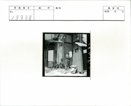 士兵驻守废墟现场.jpg