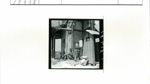 士兵驻守废墟现场.jpg