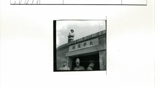 士兵驻守砖砌建筑旧照.jpg