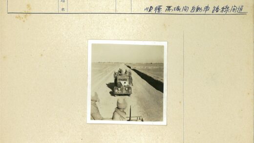 士兵驾驶旧车行驶土路.jpg