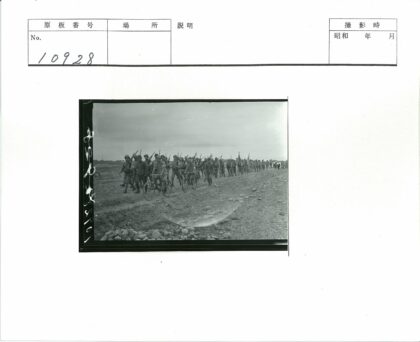 士兵骑行穿越田野行军.jpg