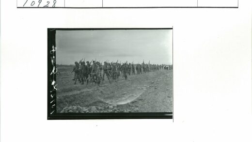 士兵骑行穿越田野行军.jpg