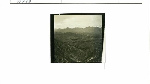 壮丽山地景观与远峰.jpg