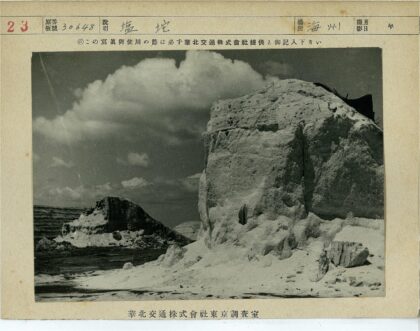 壮丽岩层与多云天空.jpg