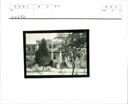复古两层楼梯楼房前院绿树景观.jpg
