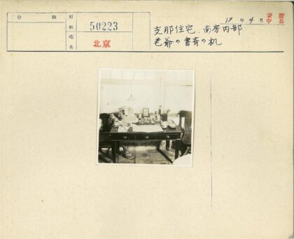 复古书桌工作区与木椅摆设.jpg