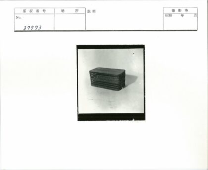 复古书籍与积木堆叠展示.jpg