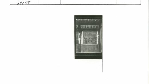 复古亚洲风格木质店面橱窗展示.jpg