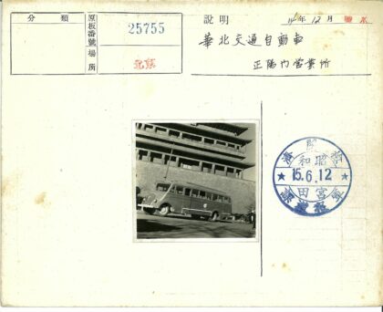 复古公交与传统建筑前的老街景.jpg