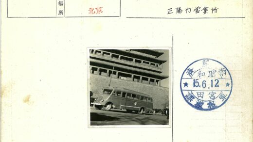 复古公交与传统建筑前的老街景.jpg