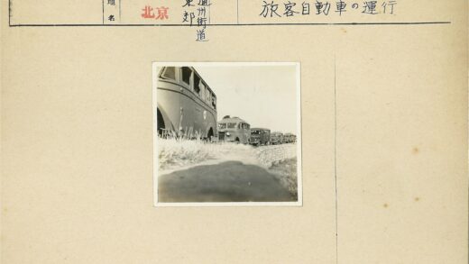 复古公共汽车行驶在乡间土路.jpg