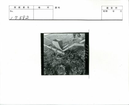 复古农具特写草地土壤背景.jpg