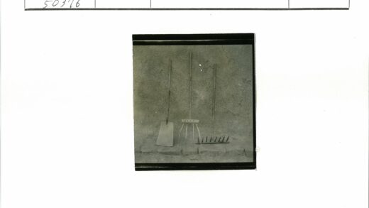 复古农具铲子干草叉耙子泥墙.jpg