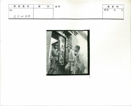 复古制服男孩在砖砌建筑前交谈.jpg