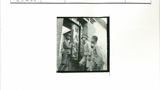 复古制服男孩在砖砌建筑前交谈.jpg
