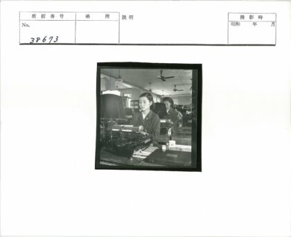 复古办公室女性打字工作场景.jpg