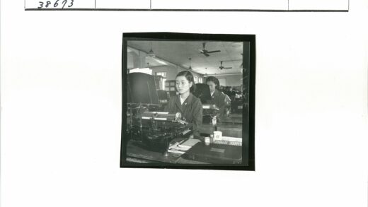 复古办公室女性打字工作场景.jpg