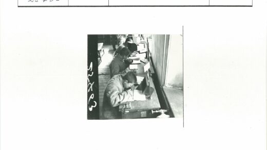 复古办公桌前的打字工作场景.jpg