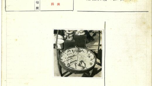 复古动物雕像与陶器展示.jpg