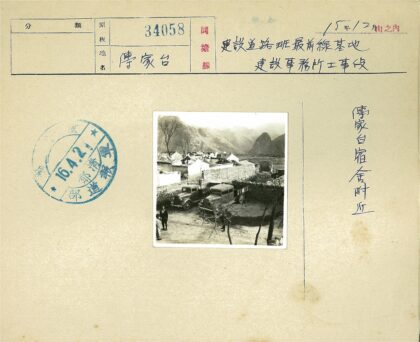 复古卡车与山景人物纪实.jpg
