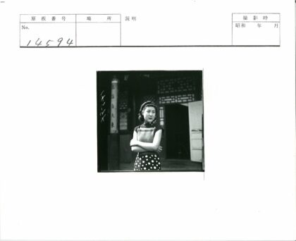 复古卷发女子与木门传统建筑.jpg