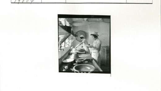 复古厨房中的女性烹饪场景.jpg