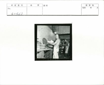 复古厨房中的忙碌厨师与面团制作.jpg