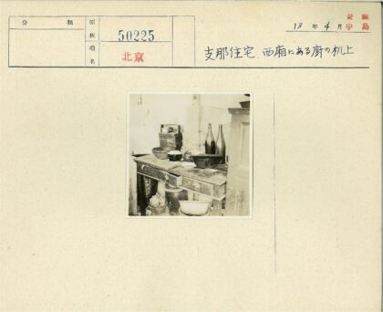 复古厨房杂物与旧木桌.jpg