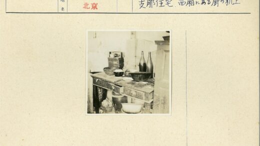 复古厨房杂物与旧木桌.jpg