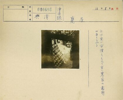 复古厨房用具与容器堆放.jpg