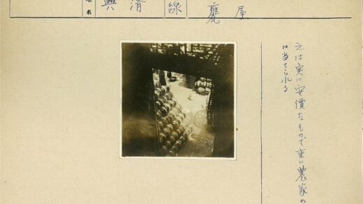 复古厨房用具与容器堆放.jpg