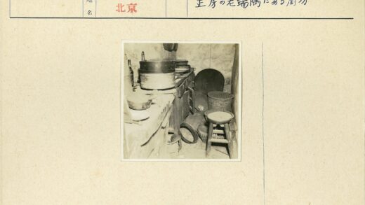 复古厨房用具杂乱场景.jpg