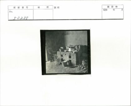 复古厨房砖炉与炊具场景.jpg