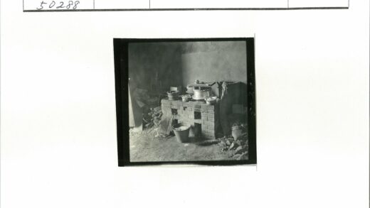 复古厨房砖炉与炊具场景.jpg