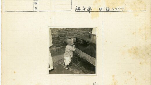 复古发型男孩倚墙站桌凳旁.jpg
