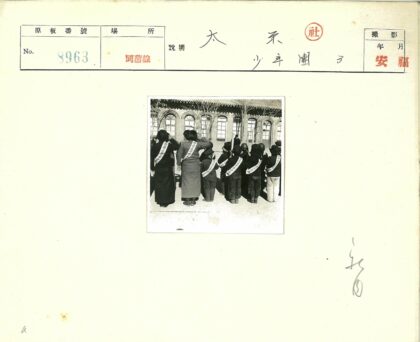 复古吊带装人群与砖砌拱窗建筑.jpg