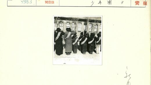 复古吊带装人群与砖砌拱窗建筑.jpg