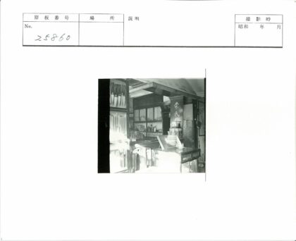复古商店内部货架与柜台展示.jpg