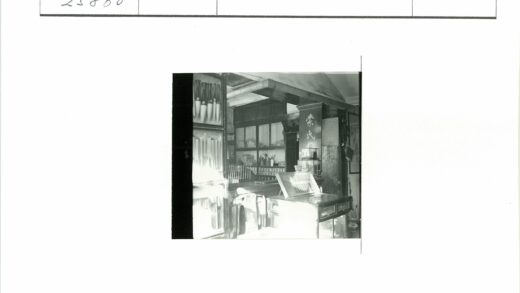 复古商店内部货架与柜台展示.jpg