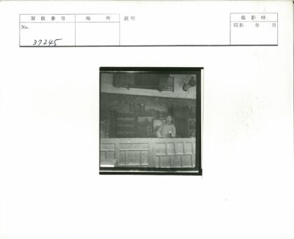复古商店店主与货架陈列.jpg