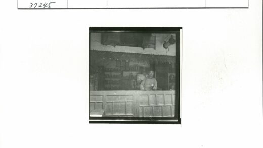 复古商店店主与货架陈列.jpg
