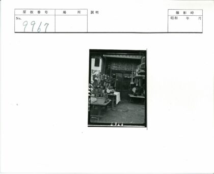 复古商店橱窗陈列黑白照.jpg