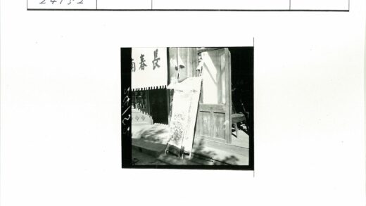复古商店货架与木门.jpg