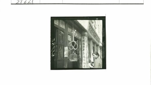 复古商店门前的鸟笼装饰.jpg