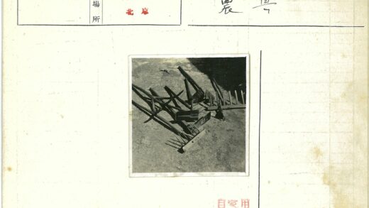 复古园艺工具户外散落.jpg