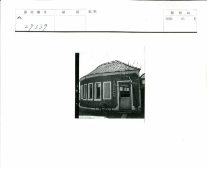 复古圆屋瓦顶建筑与旧自行车.jpg