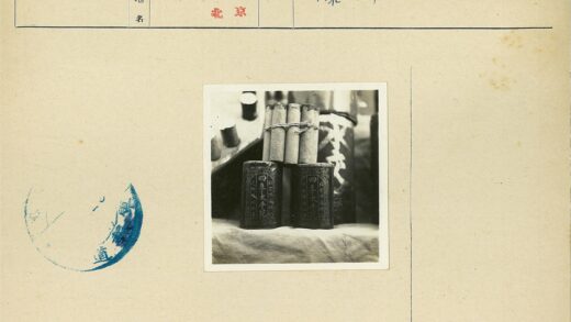 复古圆形容器与圆柱体绳绑特写.jpg