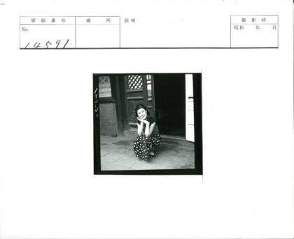 复古圆点裙女子与华美建筑.jpg