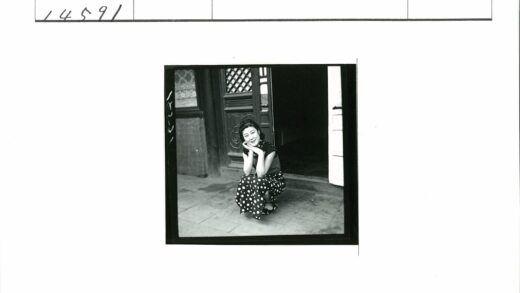 复古圆点裙女子与华美建筑.jpg