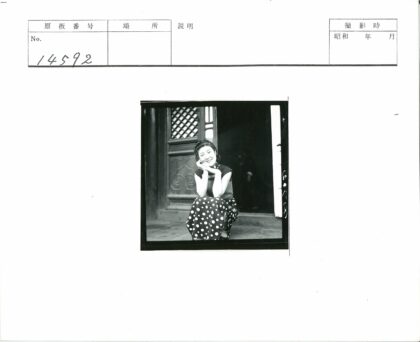 复古圆点裙女子优雅门前摆姿.jpg